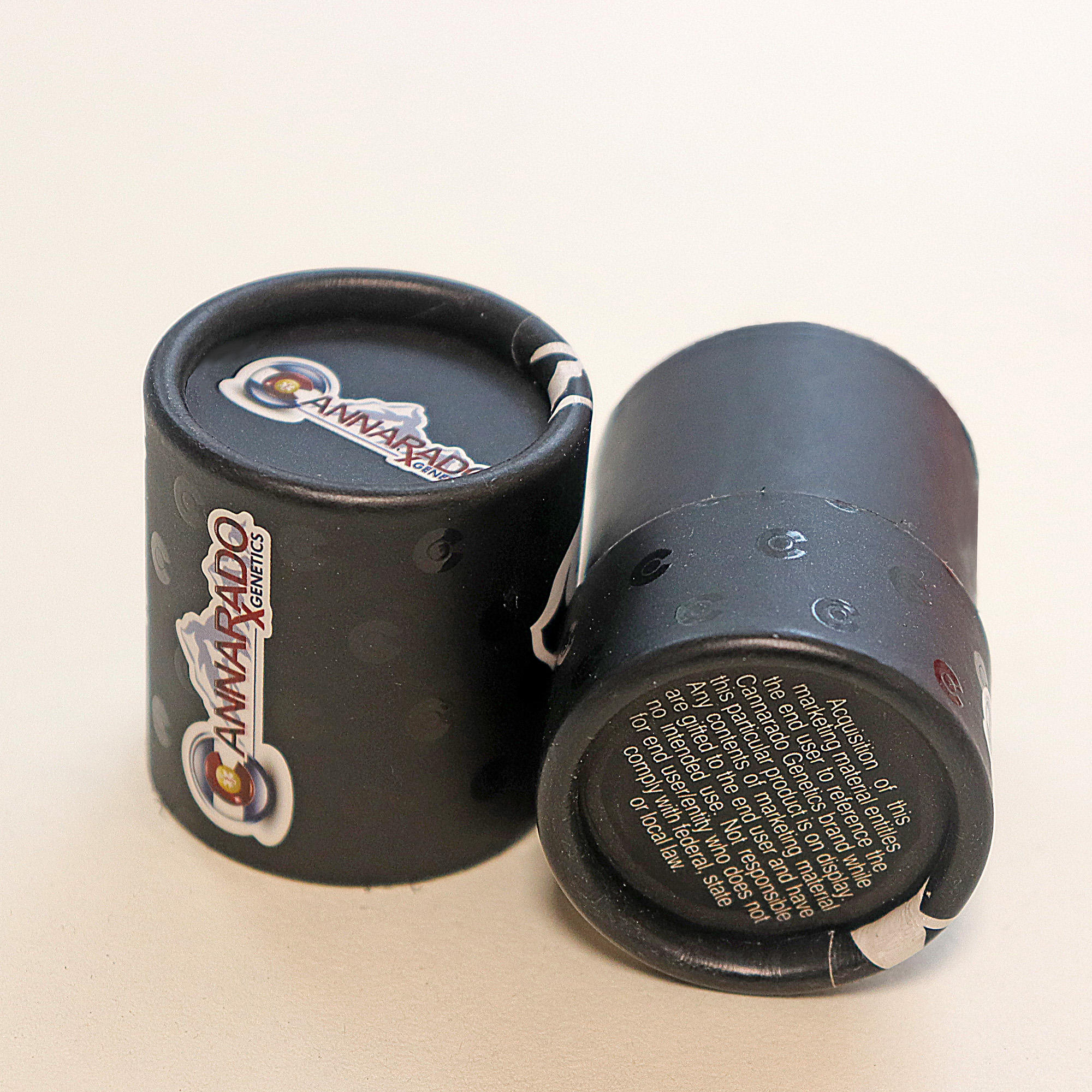 تستخدم حاويات الأساس الأسطوانية الورقية المخصصة مع زجاجة زيت EVA مع تغليف أنبوب الورق الرغوي