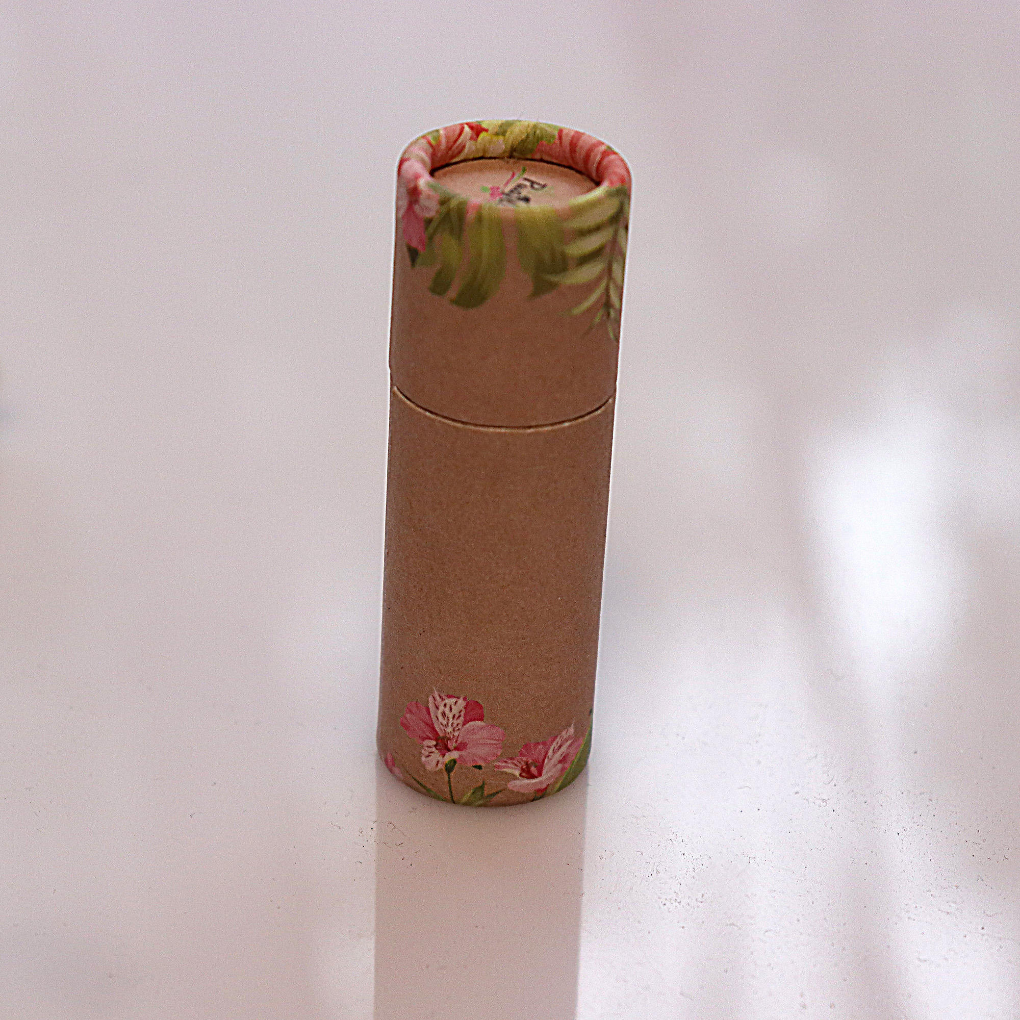 شعار مخصص ملمع الشفاه على شكل دائري من الورق المقوى أنبوب قابل للتحلل 0 نفايات الورق المقوى رفع مزيل العرق غسول شريط أنبوب الورق