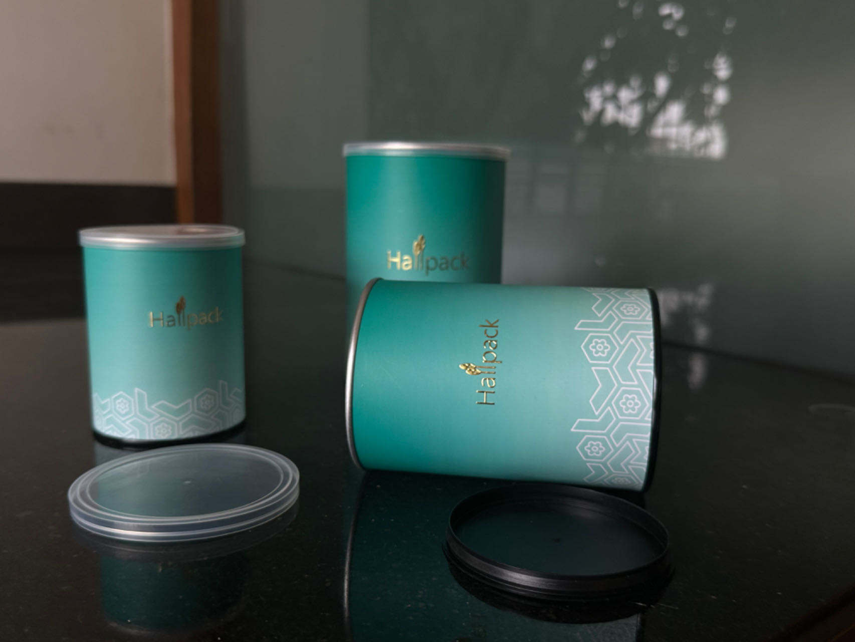 تصميم علامة تجارية صديقة للبيئة صديقة للبيئة سهلة التعبئة والتغليف الورقية الأسطوانية مع غطاء بلاستيكي كرافت أنبوب ورقي شخصي