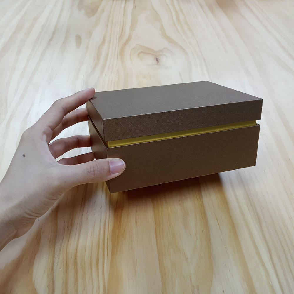صندوق ورقي للملابس بغطاء مغناطيسي فاخر مخصص قابل للطي علب هدايا بإغلاق مغناطيسي