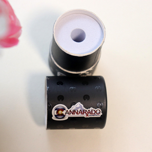 تستخدم حاويات الأساس الأسطوانية الورقية المخصصة مع زجاجة زيت EVA مع تغليف أنبوب الورق الرغوي