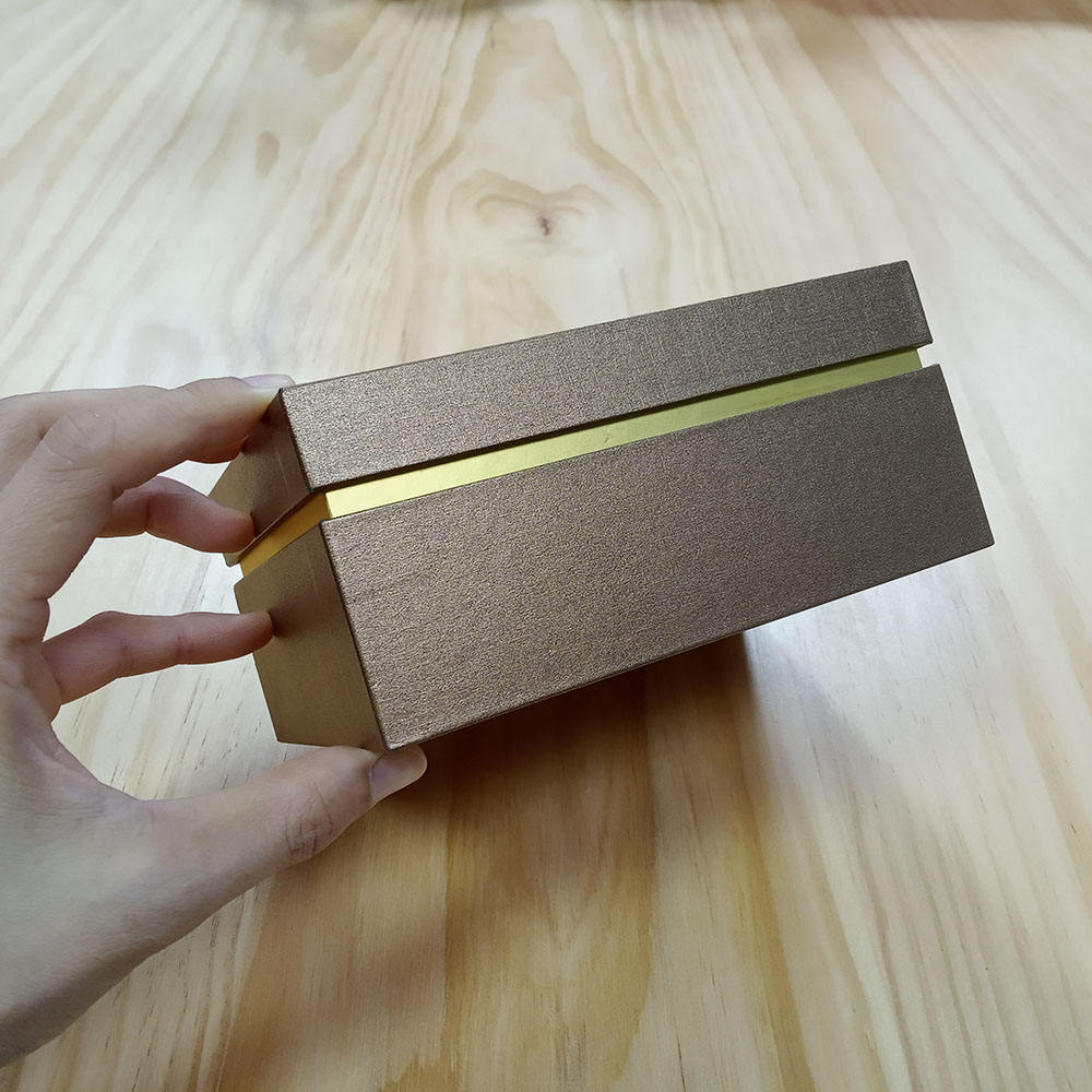 صندوق ورقي للملابس بغطاء مغناطيسي فاخر مخصص قابل للطي علب هدايا بإغلاق مغناطيسي