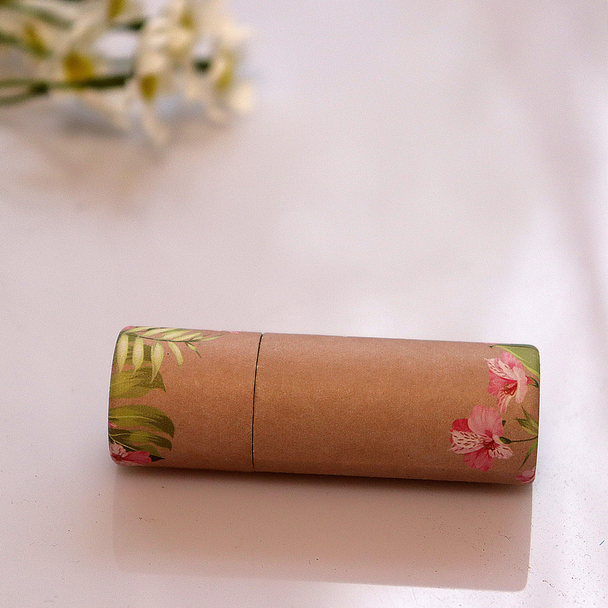 أنبوب بلسم الشفاه الورقي الملتوي باللون الأبيض والأسود والبني من الورق المقوى المعاد تدويره أنبوب ورقي مزيل العرق لبلسم الشفاه