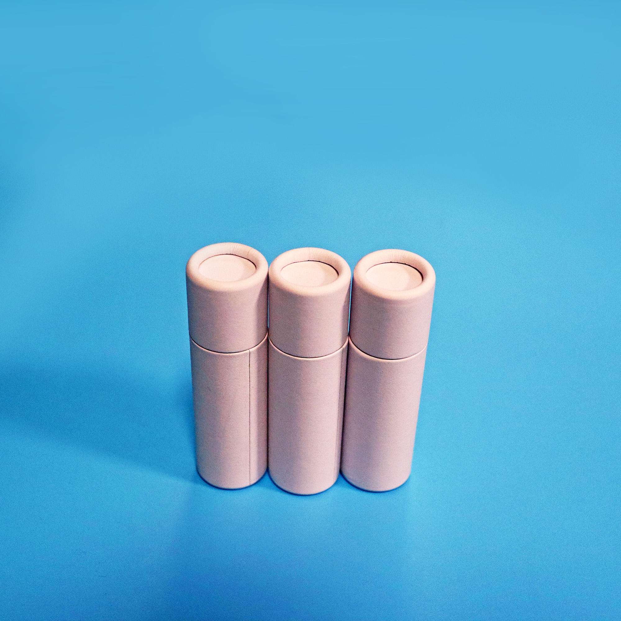 حار بيع 2oz ECO الأبيض مزيل العرق ورقة أنبوب Lipbalm أنابيب بسعر منخفض