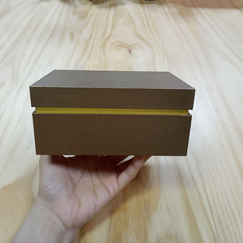 صندوق ورقي للملابس بغطاء مغناطيسي فاخر مخصص قابل للطي علب هدايا بإغلاق مغناطيسي