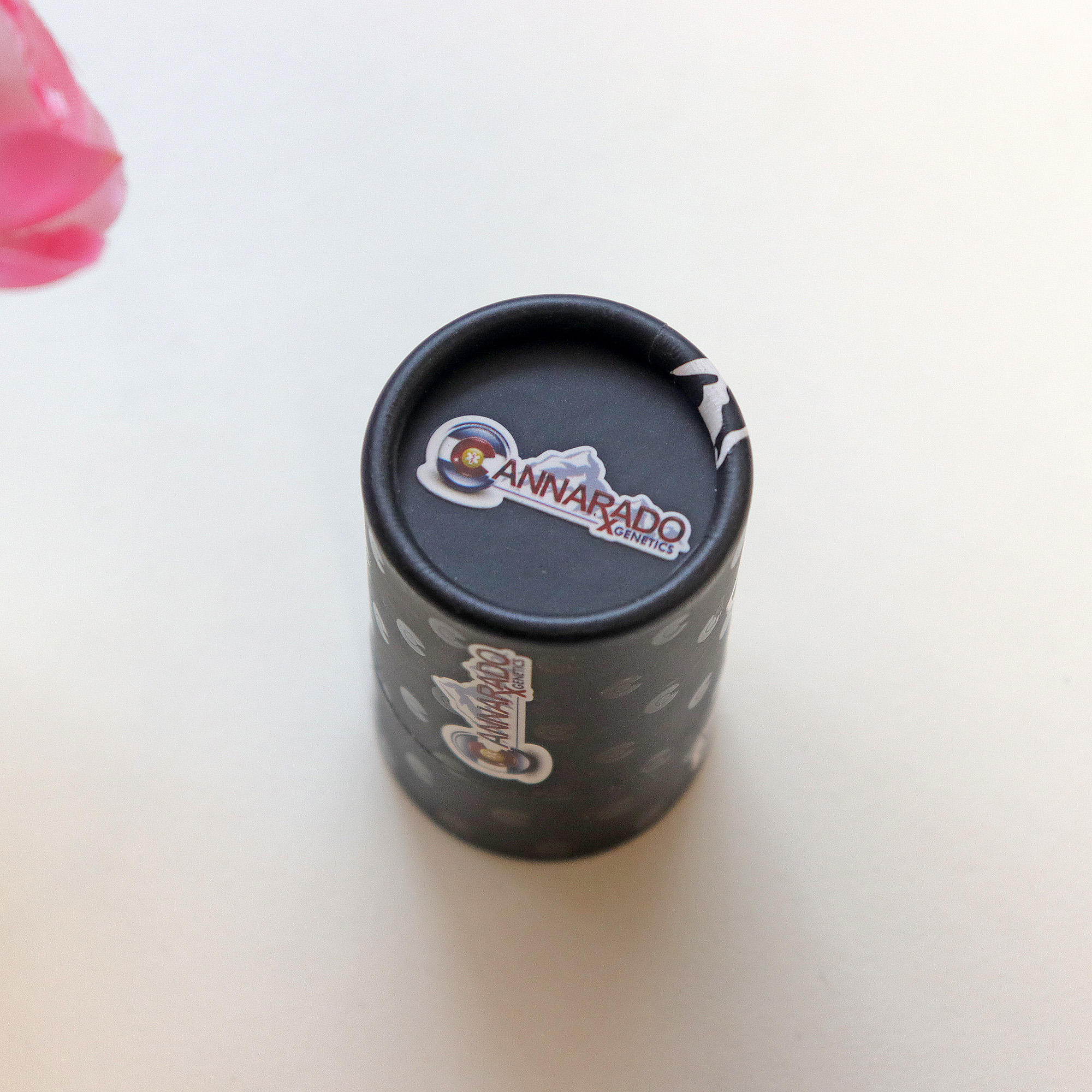 تستخدم حاويات الأساس الأسطوانية الورقية المخصصة مع زجاجة زيت EVA مع تغليف أنبوب الورق الرغوي