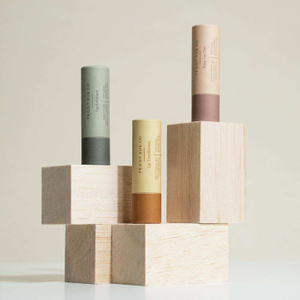 أنبوب بلسم الشفاه الورقي الملتوي باللون الأبيض والأسود والبني من الورق المقوى المعاد تدويره 0.3 أونصة أنبوب ورقي مزيل العرق لبلسم الشفاه