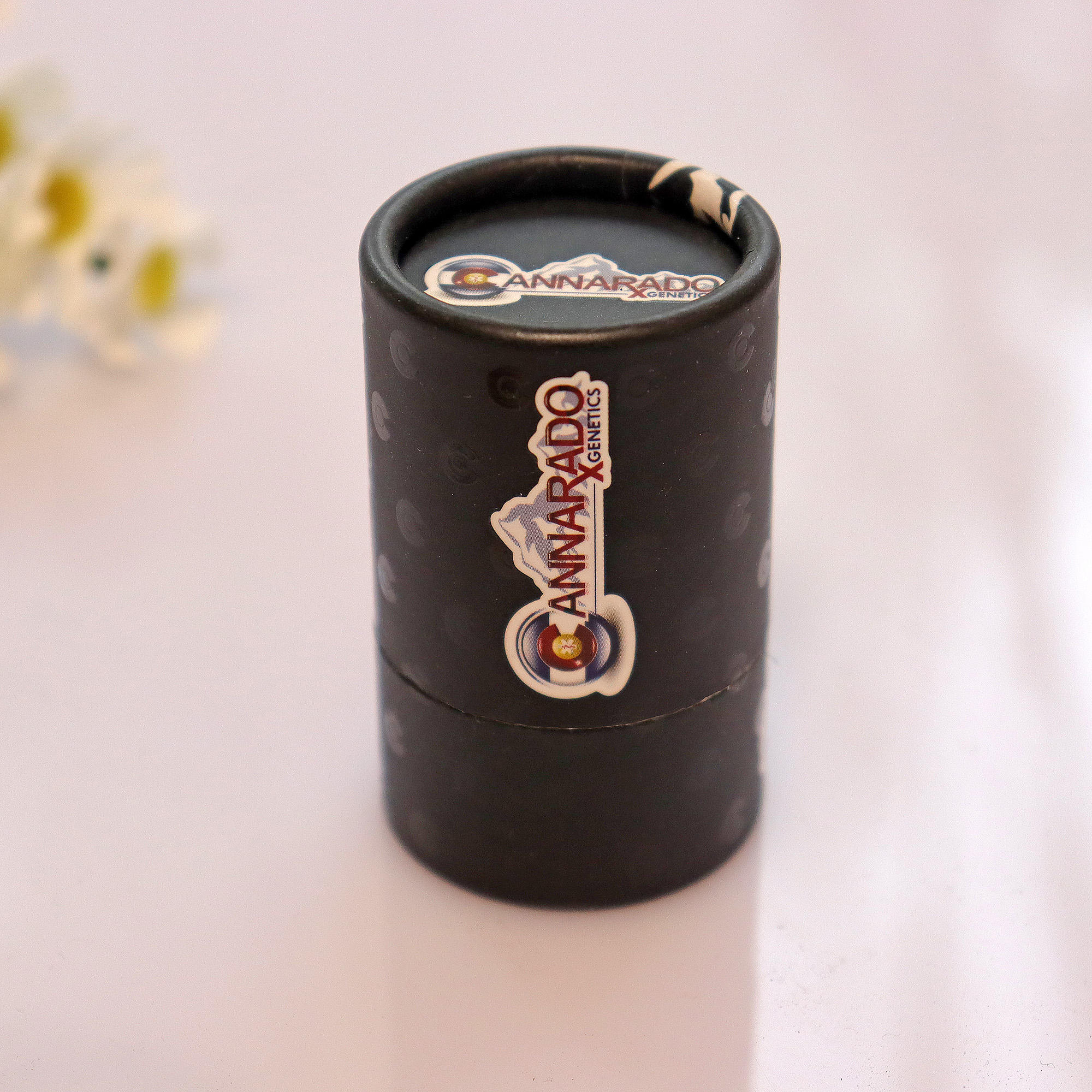 تستخدم حاويات الأساس الأسطوانية الورقية المخصصة مع زجاجة زيت EVA مع تغليف أنبوب الورق الرغوي