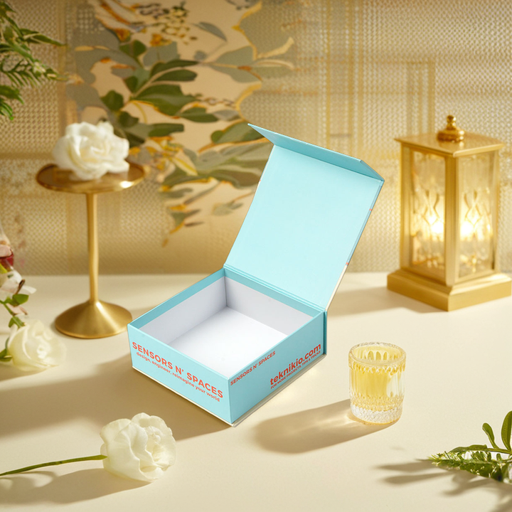 علبة هدايا العطور الفاخرة، علب صلبة ذات أنبوب ورقي فاخر مع رقائق ذهبية لامعة ونقش تصفيح لامع لمستحضرات التجميل