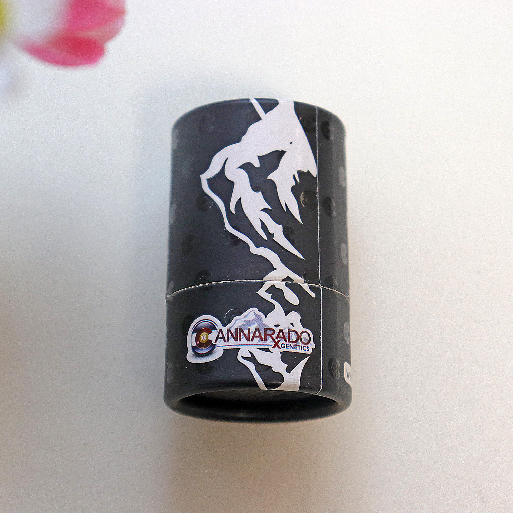 تستخدم حاويات الأساس الأسطوانية الورقية المخصصة مع زجاجة زيت EVA مع تغليف أنبوب الورق الرغوي